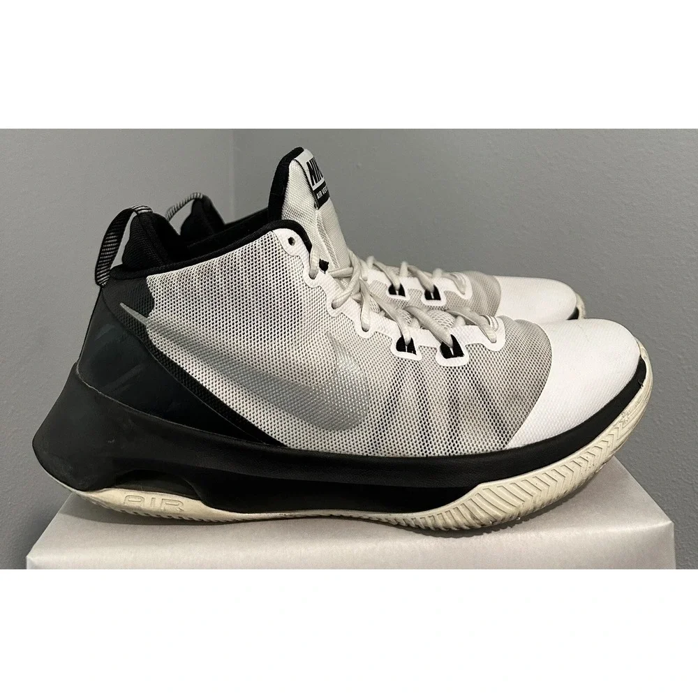 Nike Mens Air Versitile 852431-100 White Black Running Shoes Lace Up Size 11.5